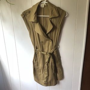 Sleeveless trench coat